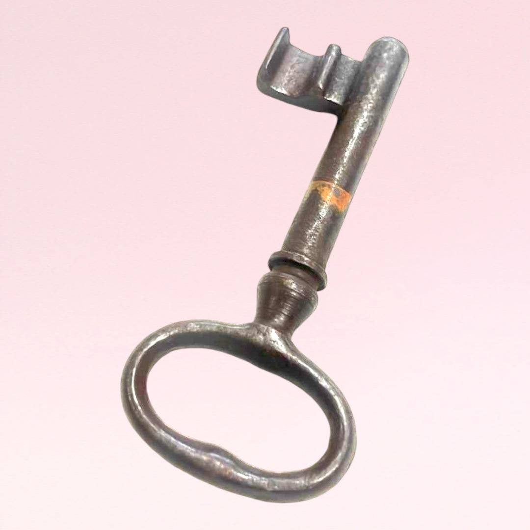 Rara llave antigua de forja en metal oscuro, ideal como elemento decorativo para el hogar vintage o rústico. Pieza única para decoración interior.