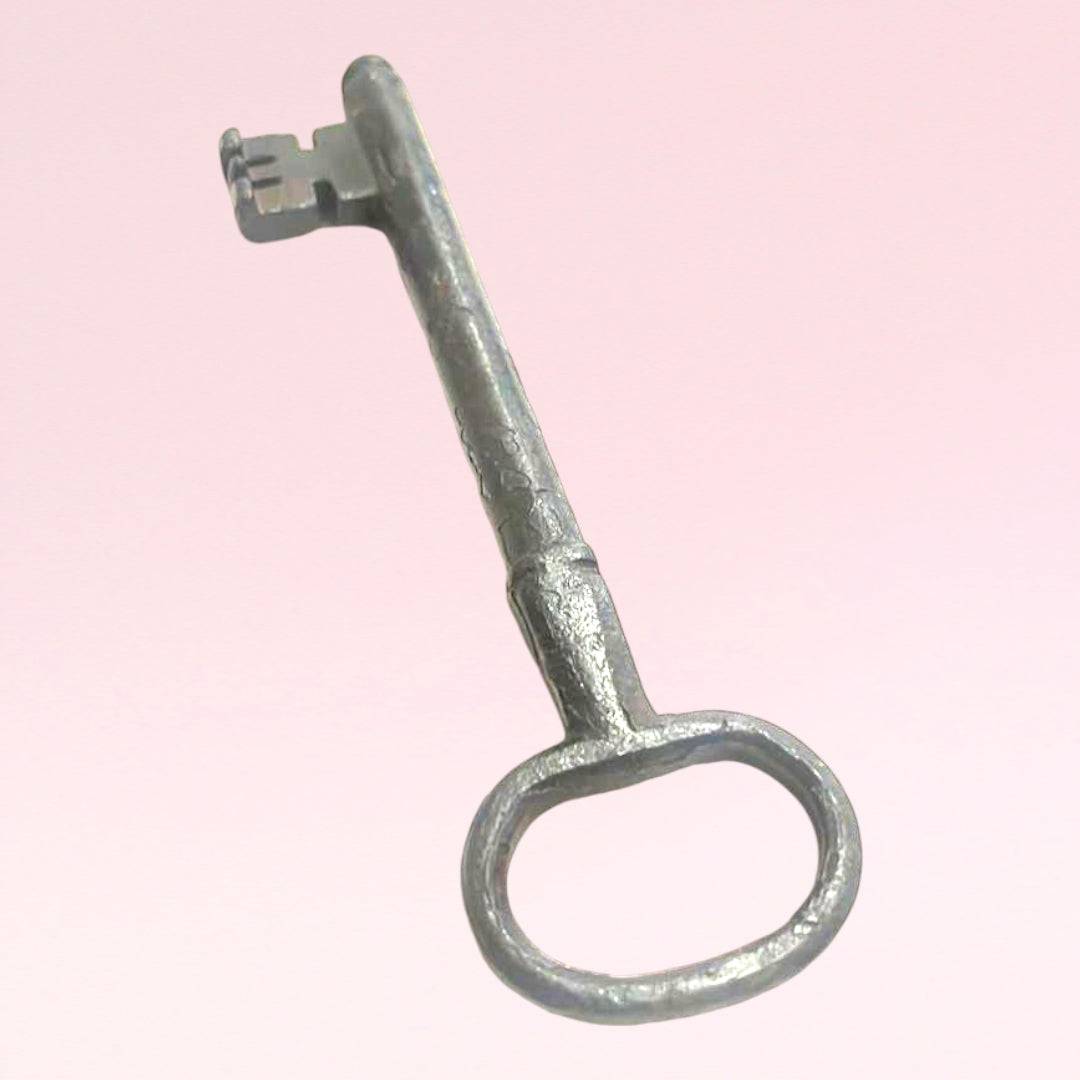 Llave antigua de forja con diseño rústico, ideal como elemento decorativo para el hogar o colección vintage. Rara pieza metálica artesanal.