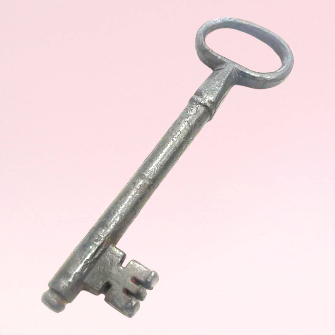 Llave antigua de forja con diseño rústico, ideal como elemento decorativo para el hogar o colección vintage. Rara pieza metálica artesanal.
