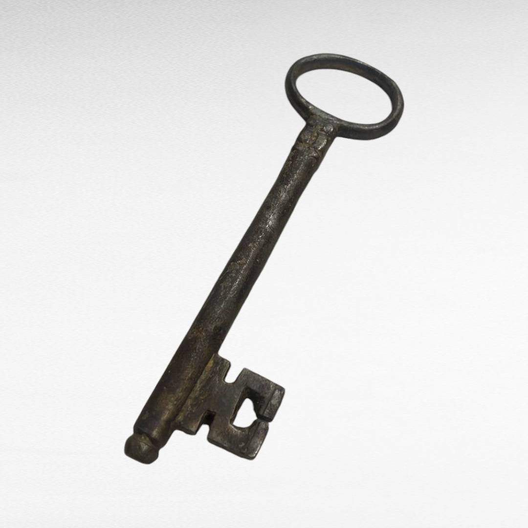 Llave antigua de forja rara con diseño robusto y acabado envejecido, ideal como pieza decorativa para el hogar en estilo vintage o rústico.