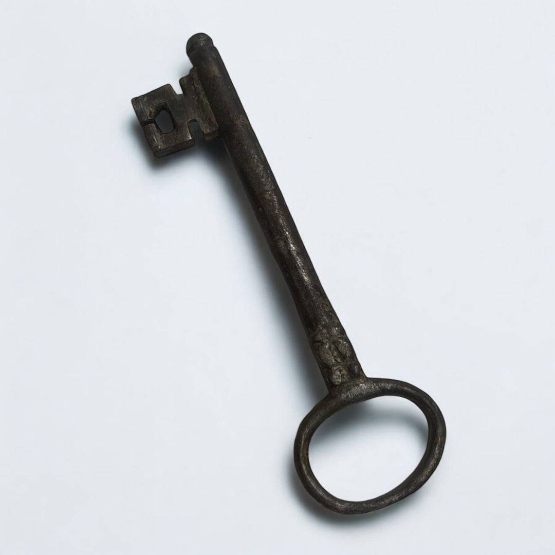Llave antigua de forja rara con diseño robusto y acabado envejecido, ideal como pieza decorativa para el hogar en estilo vintage o rústico.