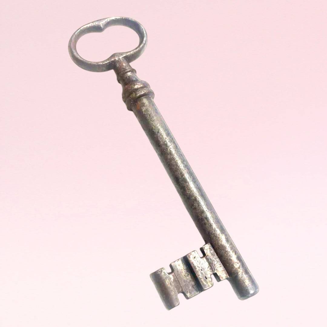 Llave antigua de forja en metal envejecido, ideal para decoración rústica en el hogar. Pieza histórica para Home & Garden > Decor.