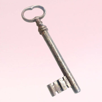 Llave antigua de forja en metal envejecido, ideal para decoración rústica en el hogar. Pieza histórica para Home & Garden > Decor.