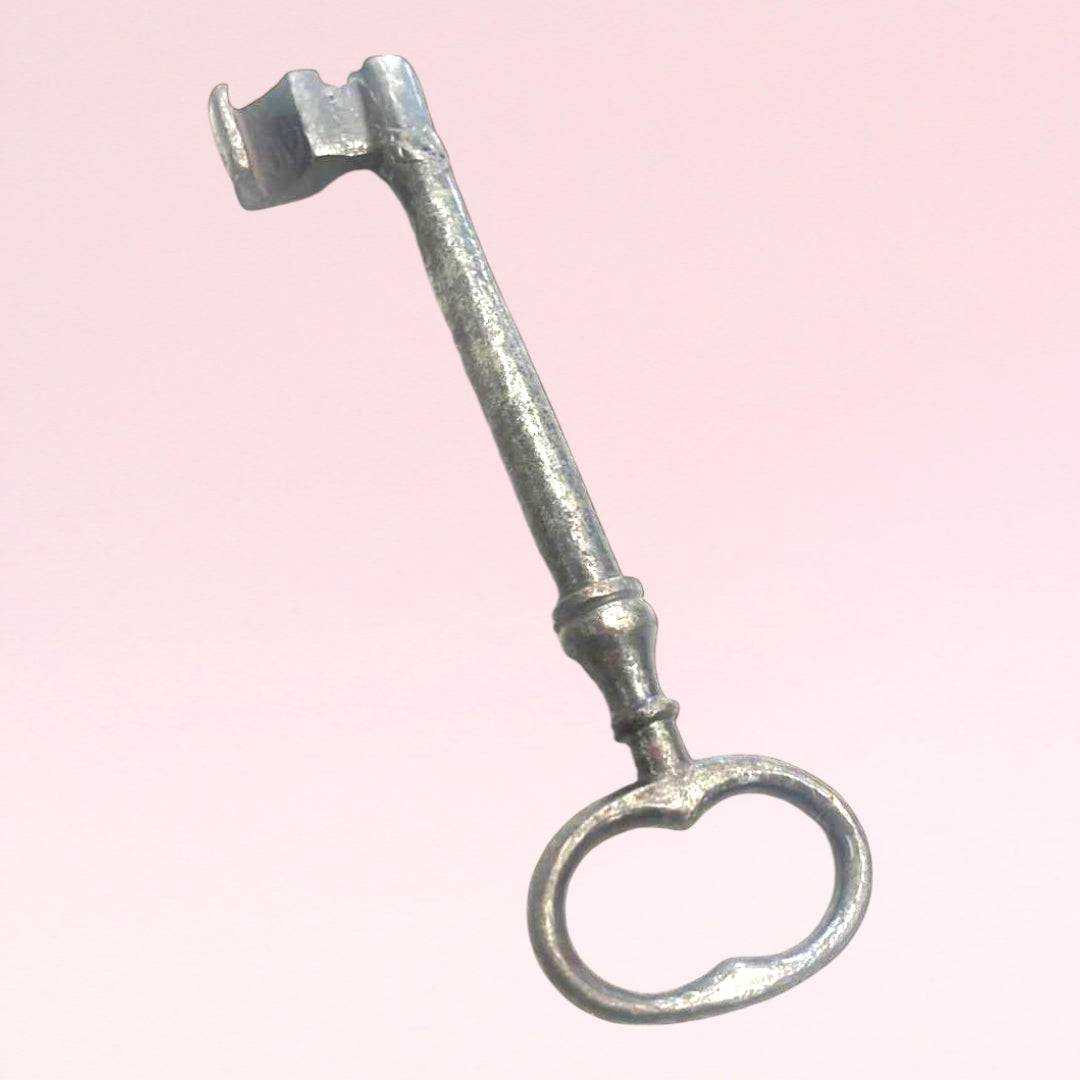 Llave antigua de forja para decoración, ideal para el hogar, con acabado metálico envejecido. Perfecta para estilo rústico en paredes o puertas.
