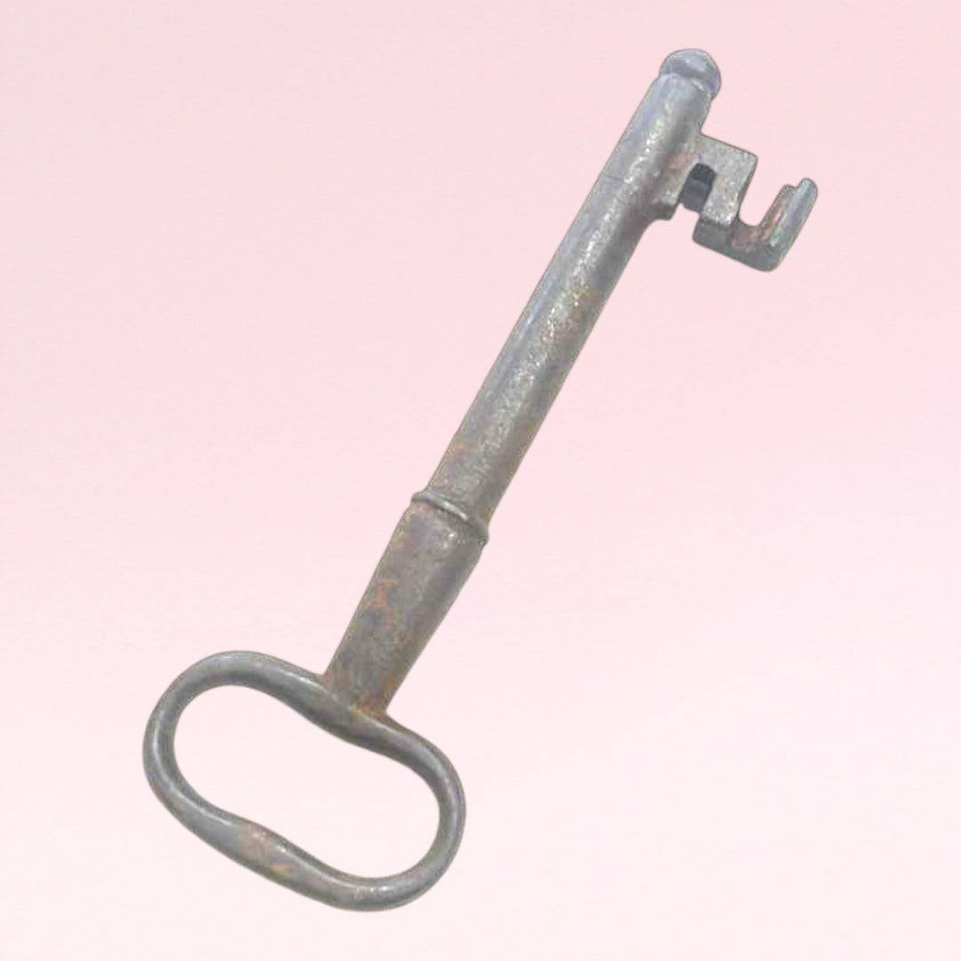 Rara llave antigua de forja con diseño robusto y acabado envejecido, ideal como elemento decorativo vintage para el hogar.
