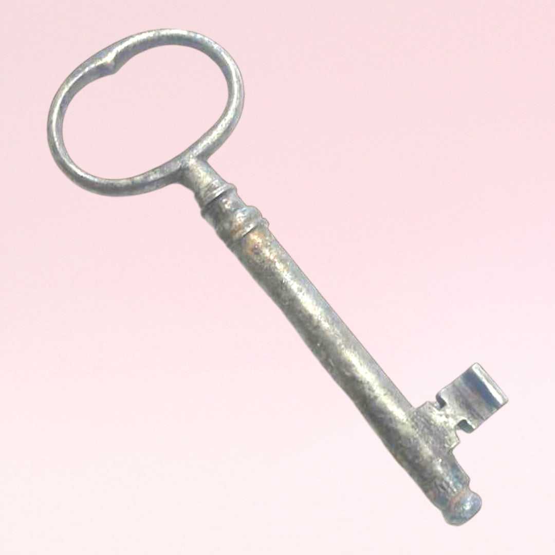 Rara llave antigua de forja en metal envejecido, ideal como elemento decorativo vintage para interiores del hogar.