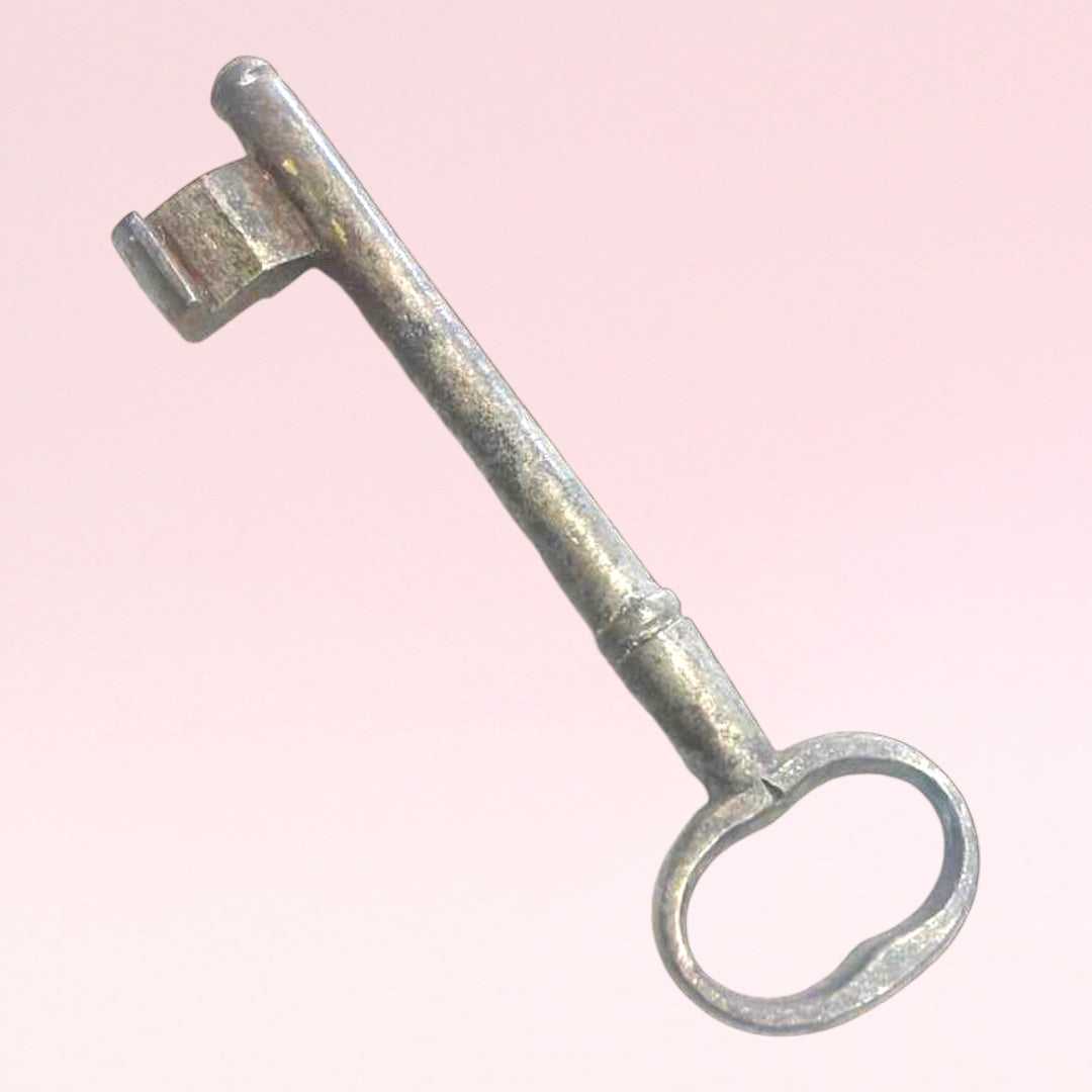 Rara llave antigua de forja con diseño metálico envejecido, ideal como decoración vintage para puertas o espacios del hogar.