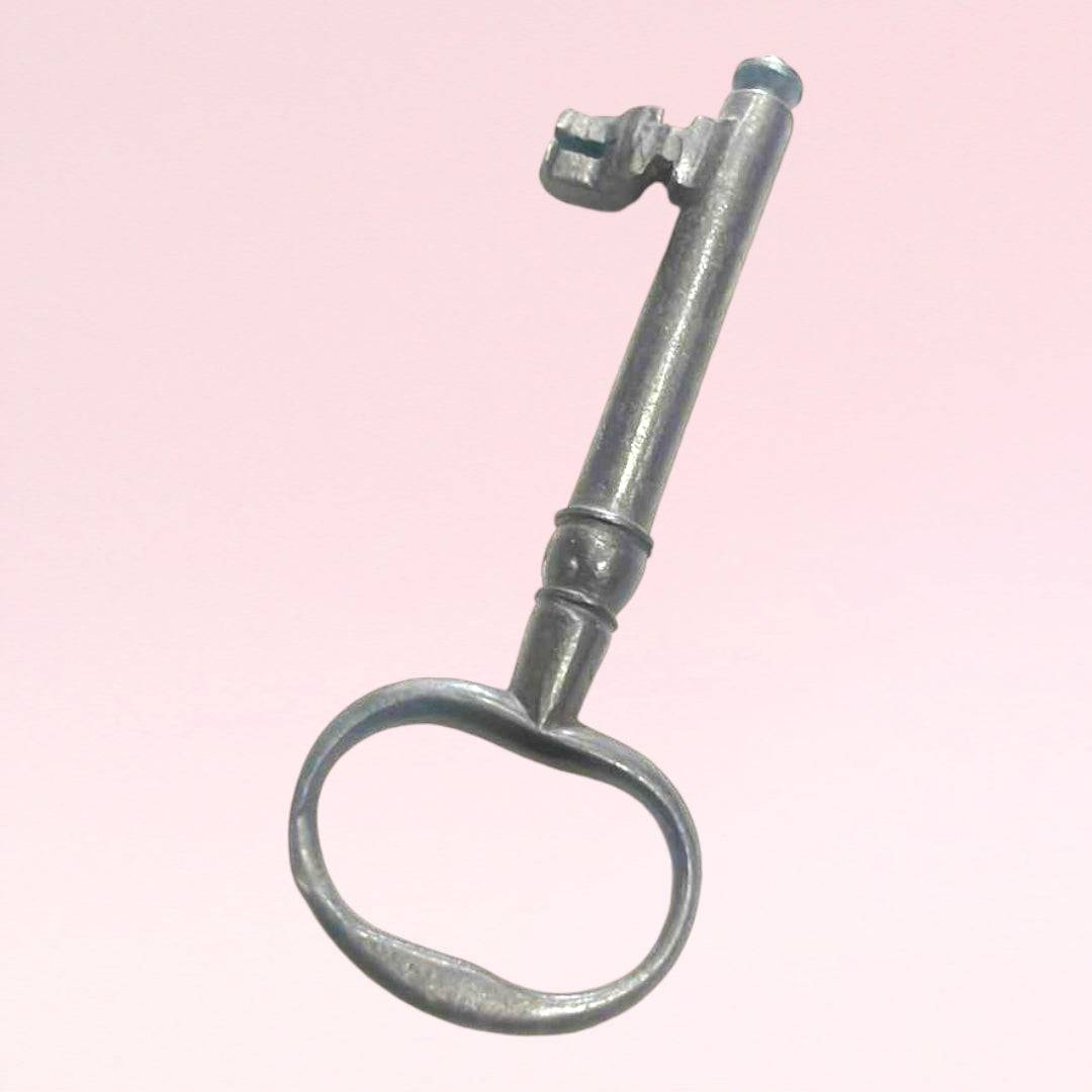 Rara llave antigua de forja con diseño rústico, ideal como elemento decorativo para puertas o interiores del hogar.