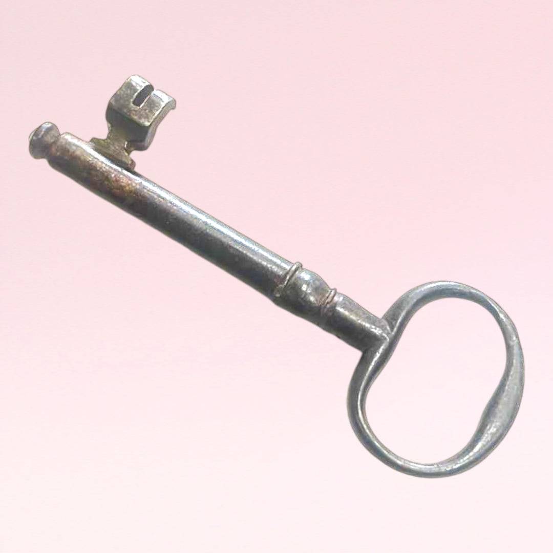 Rara llave antigua de forja con diseño rústico, ideal como elemento decorativo para puertas o interiores del hogar.