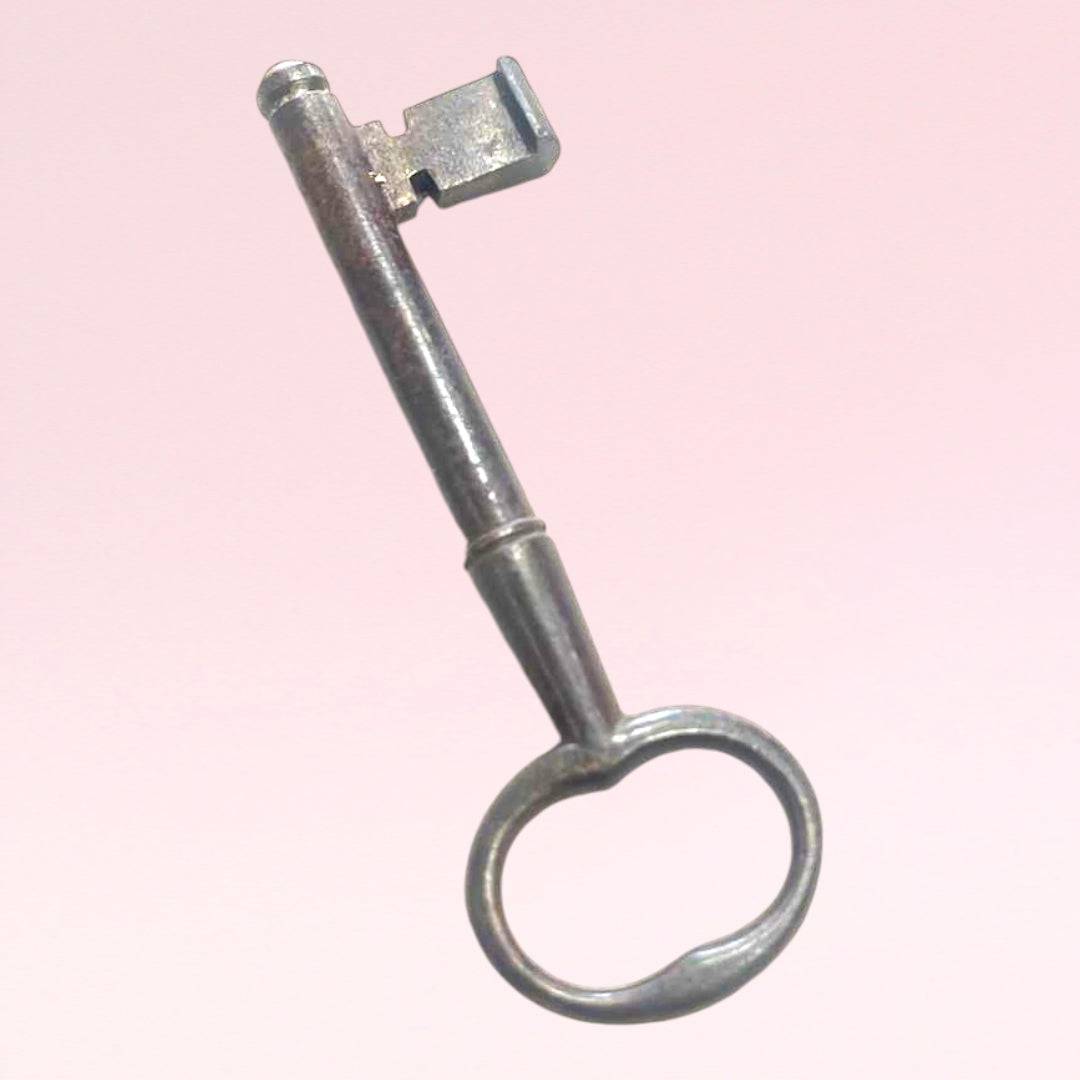 Llave antigua de forja en hierro con diseño clásico, ideal como pieza histórica decorativa para el hogar en estilo vintage.
