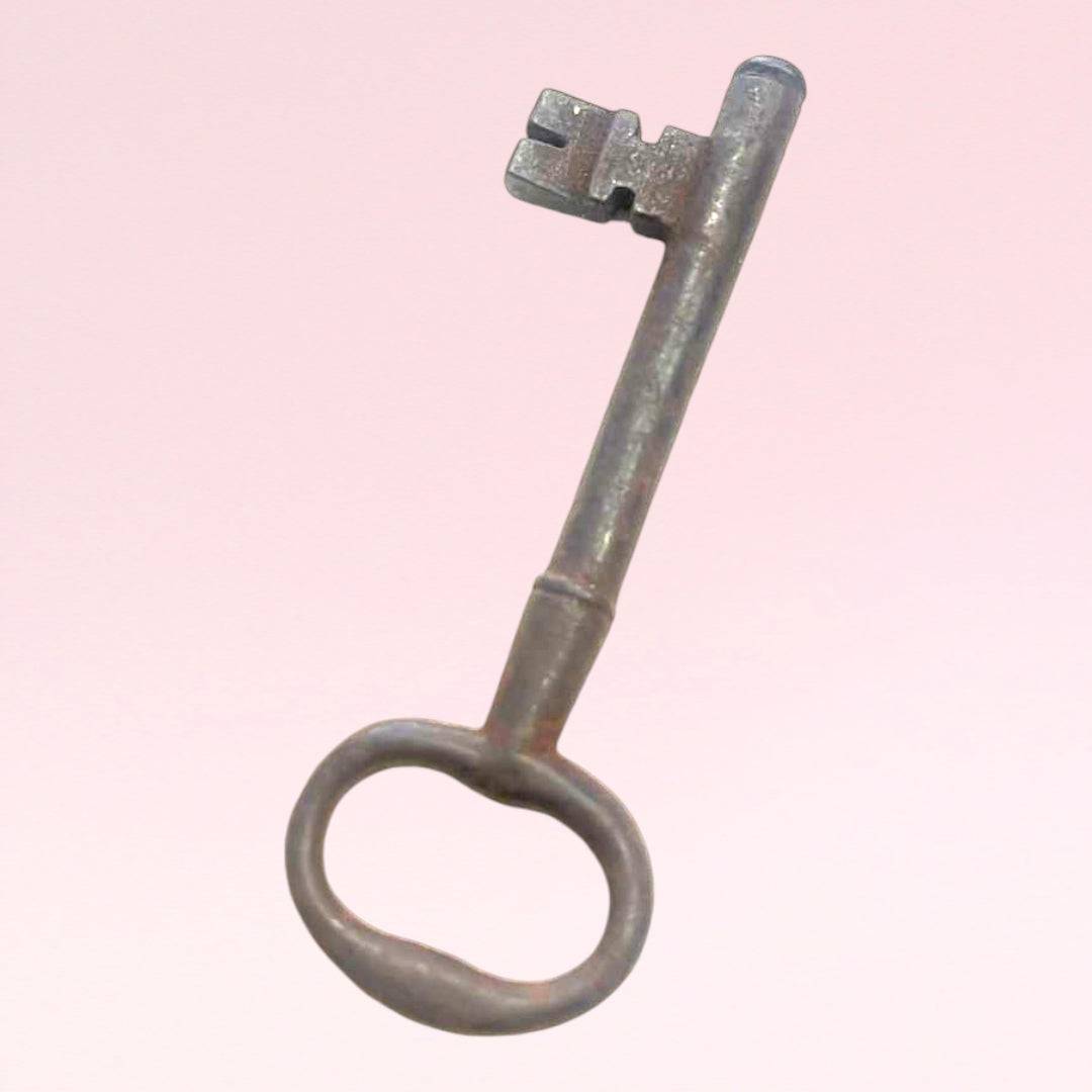Llave antigua de forja en metal oscuro, ideal como pieza decorativa única para el hogar. Perfecta para añadir un toque vintage y nostálgico.