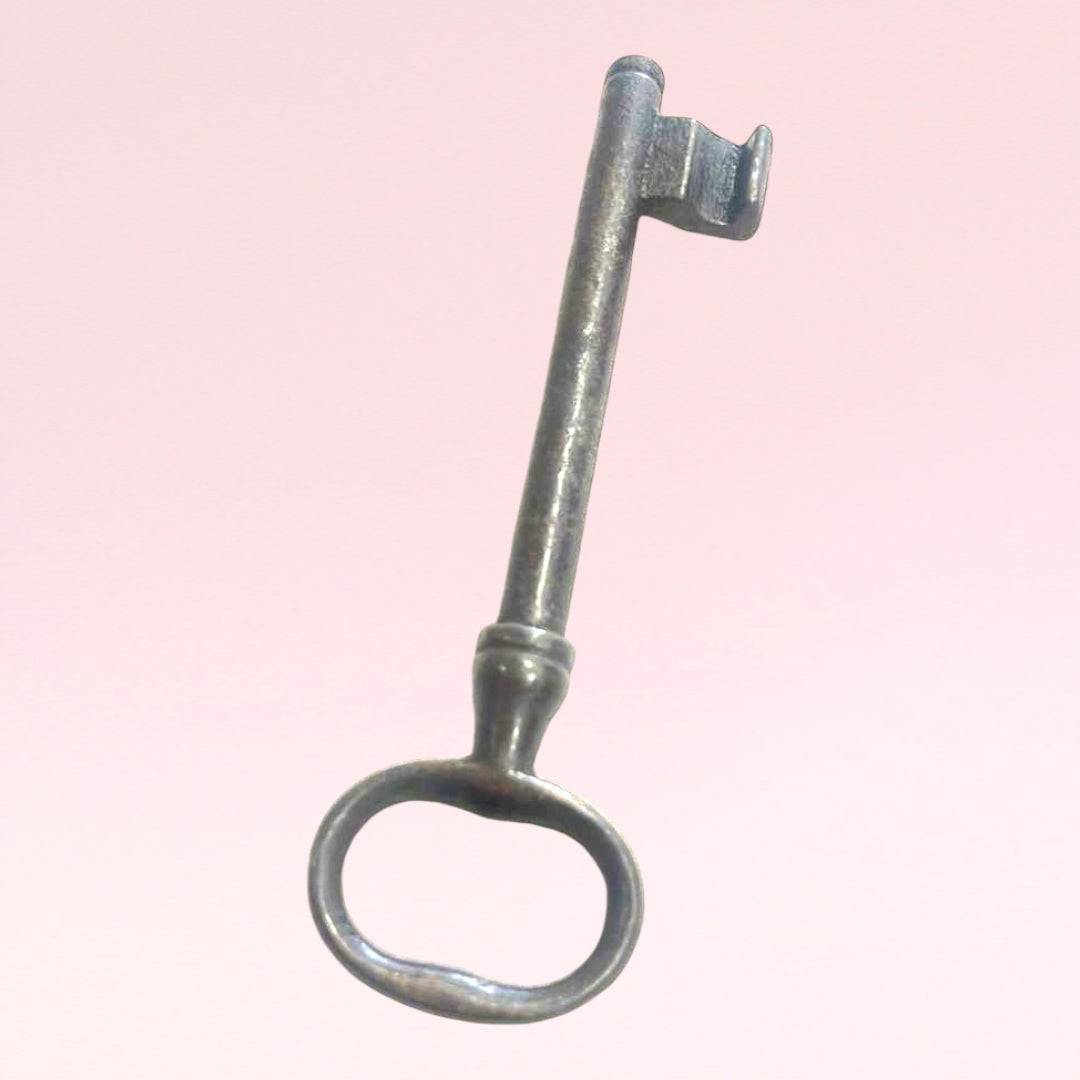 Llave antigua de forja en metal envejecido, ideal para decoración de interiores rústicos o vintage. Pieza única para añadir autenticidad al hogar.
