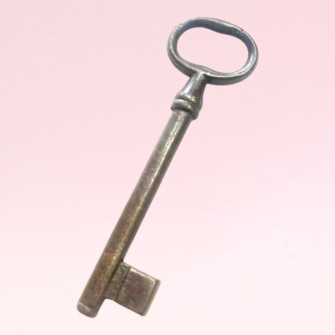 Llave antigua de forja en metal envejecido, ideal para decoración de interiores rústicos o vintage. Pieza única para añadir autenticidad al hogar.