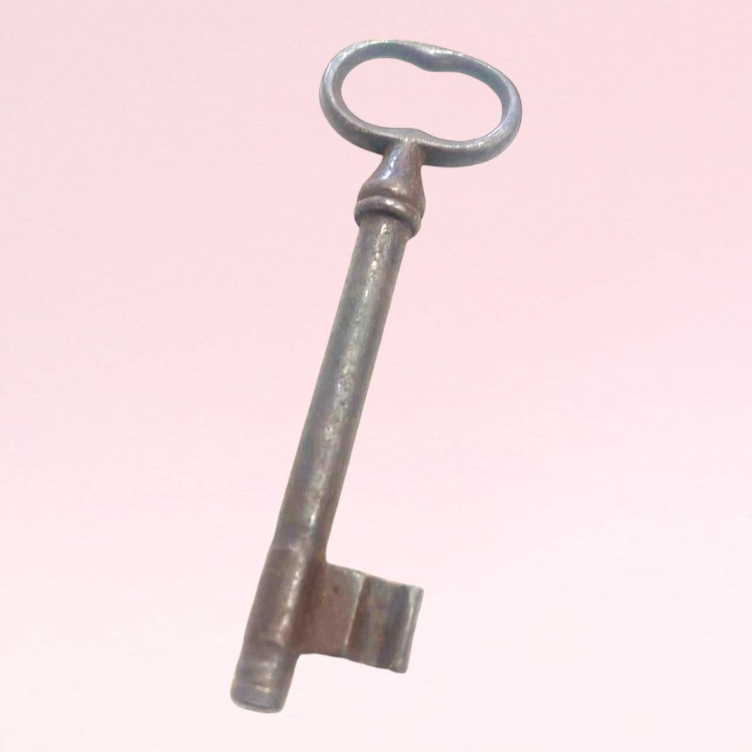 Llave antigua de forja metálica con diseño rústico, ideal para decoración de interiores y exteriores en estilo vintage o histórico.