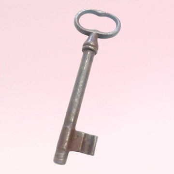 Llave antigua de forja metálica con diseño rústico, ideal para decoración de interiores y exteriores en estilo vintage o histórico.