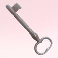 Llave antigua de hierro forjado con acabado envejecido, perfecta para decorar espacios del hogar o jardín con un toque clásico.