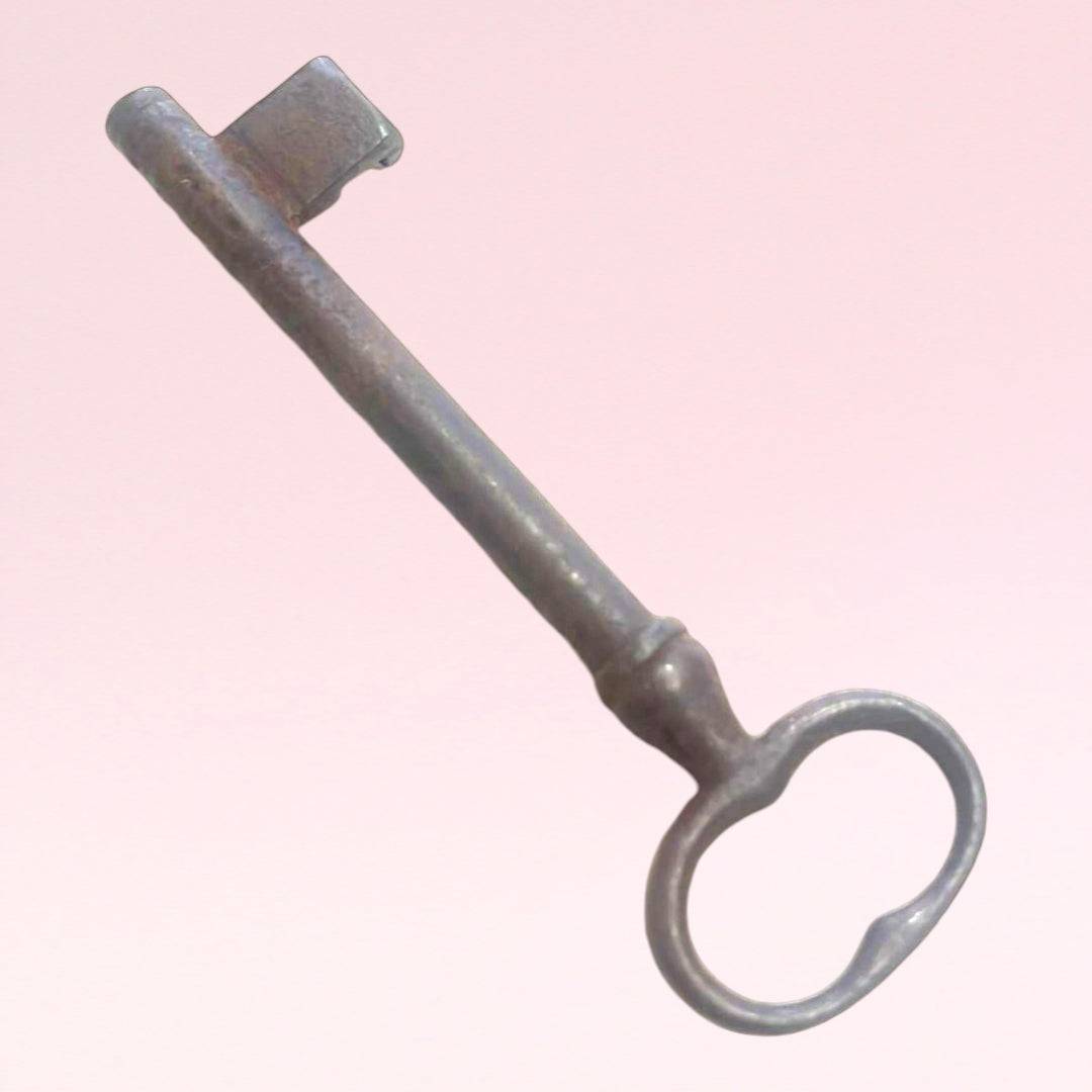 Llave antigua de forja en metal envejecido, pieza rara decorativa para el hogar con diseño rústico ideal para decoración vintage.