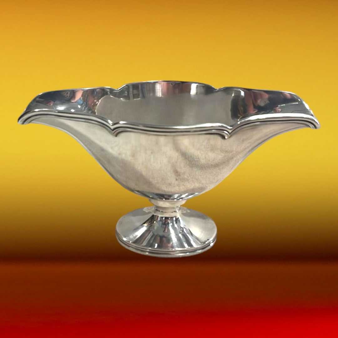 Fuente Salsera de metal plateado con diseño elegante y bordes ondulados, ideal para decoración de mesa en Home & Garden > Decor.