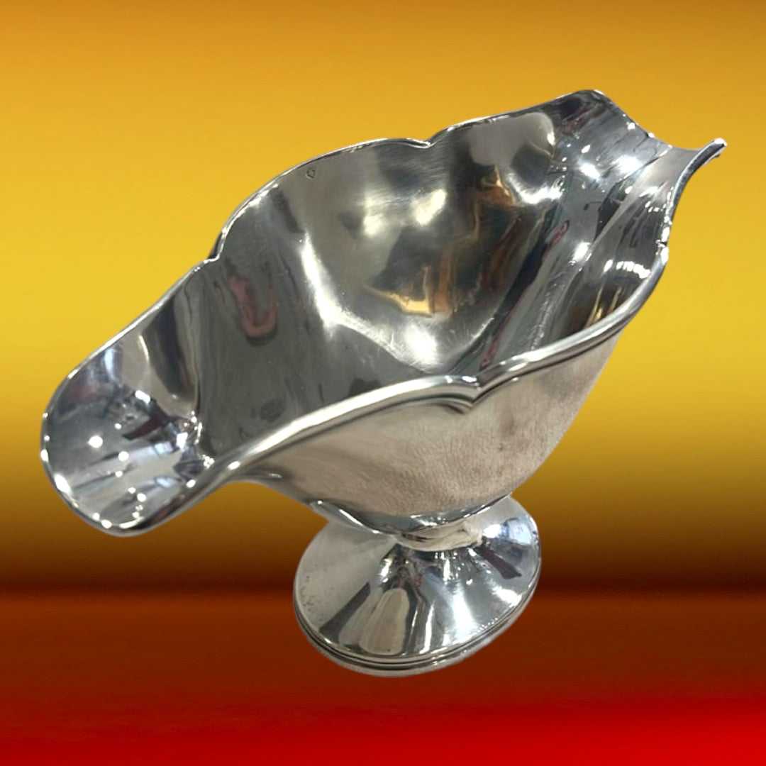 Fuente Salsera de metal plateado con diseño elegante y bordes ondulados, ideal para decoración de mesa en Home & Garden > Decor.