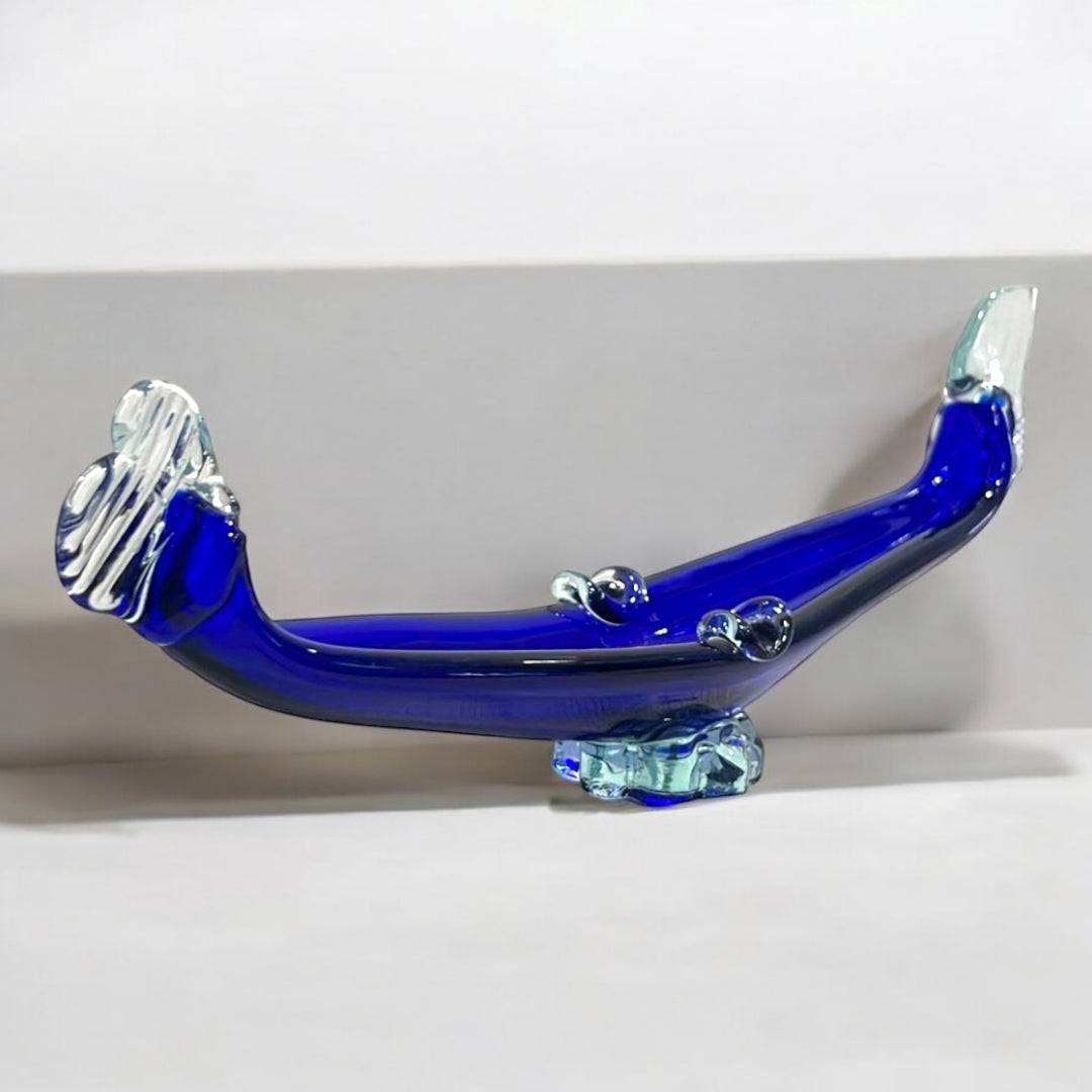 Góndola de Cristal Murano Azul Cobalto con detalles transparentes, pieza decorativa artesanal ideal para interiores elegantes. Compra única de decoración veneciana.