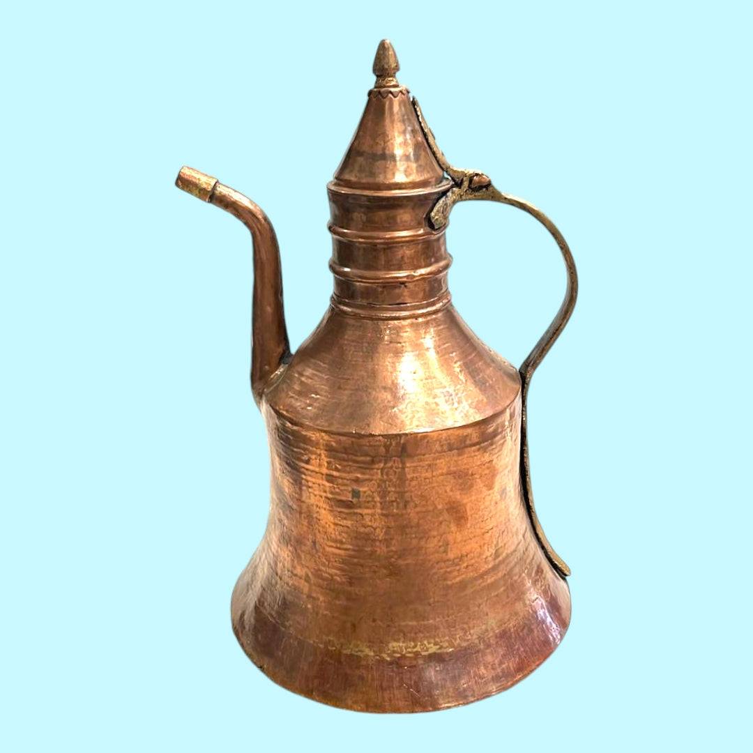 Cafetera/tetera turca de cobre con caño de cisne y tapa cónica, ideal para decoración vintage en el hogar. Diseño árabe antiguo y artesanal.