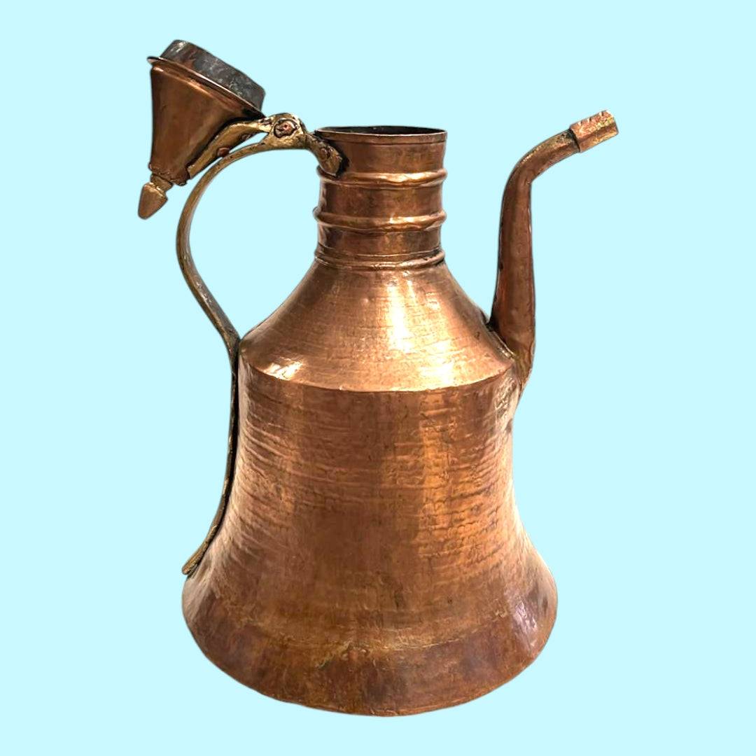 Cafetera/tetera turca de cobre con caño de cisne y tapa cónica, ideal para decoración vintage en el hogar. Diseño árabe antiguo y artesanal.