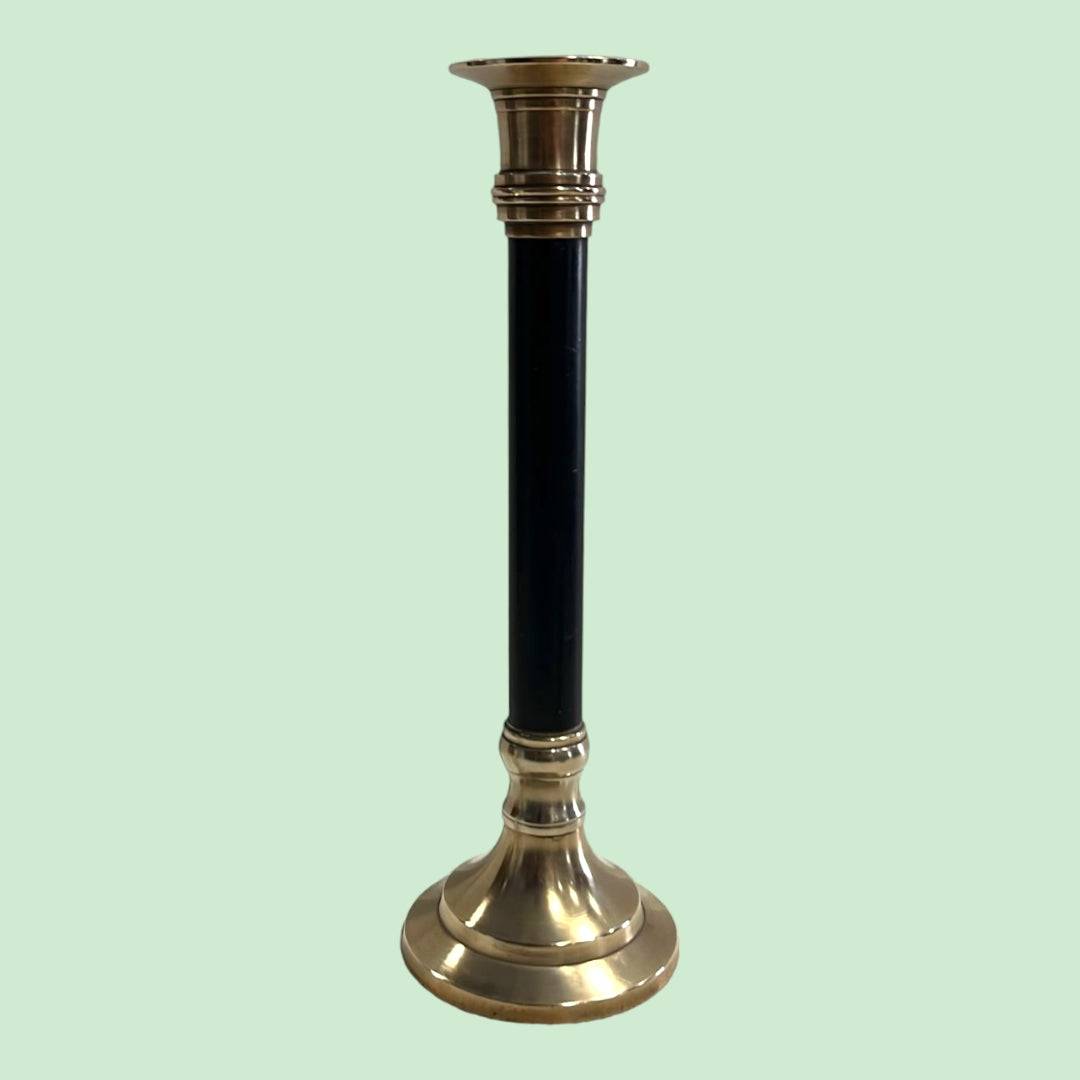 Candelabro de Latón Vintage Neoclásico con base dorada y cuerpo negro, ideal para decoración clásica en el hogar. Elegancia Atemporal en metal pulido.