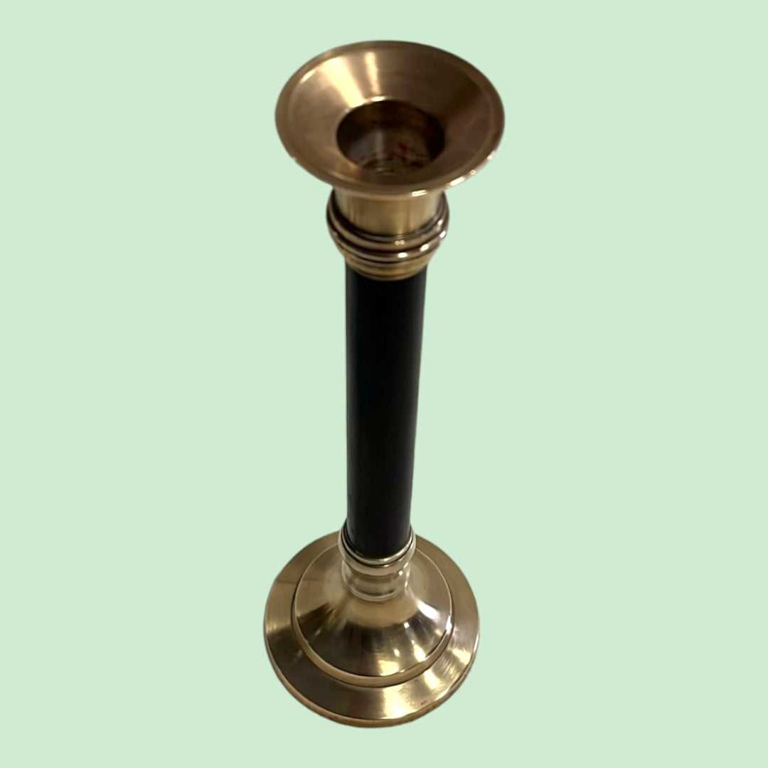 Candelabro de Latón Vintage Neoclásico con base dorada y cuerpo negro, ideal para decoración clásica en el hogar. Elegancia Atemporal en metal pulido.