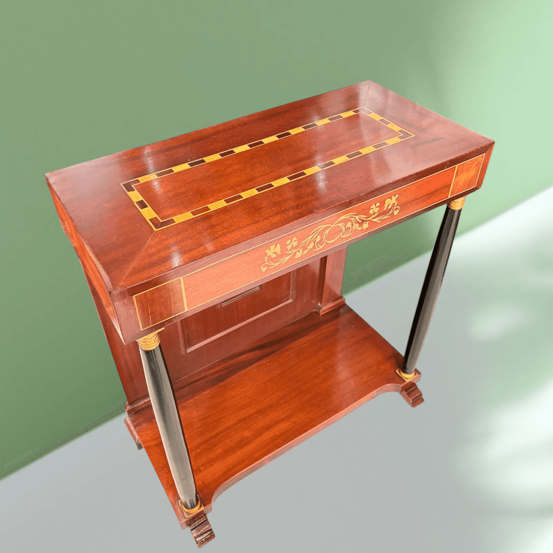 Consola Imperio de caoba con taraceas geométricas y columnas delanteras oscuras.