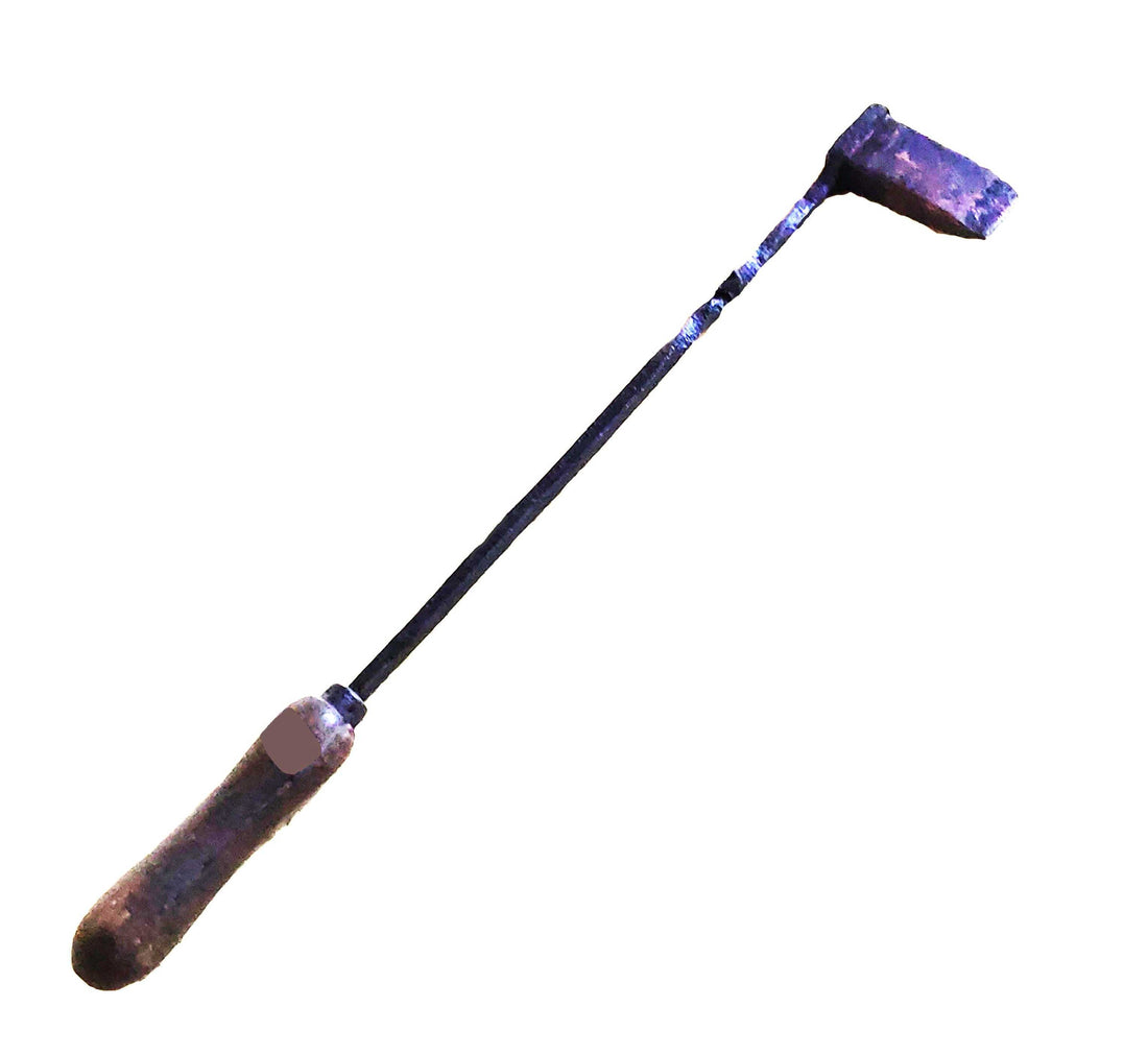 Soldador Latero antiguo con mango de madera y punta metálica oxidada, estilo vintage ideal para decorar espacios rústicos o industriales.