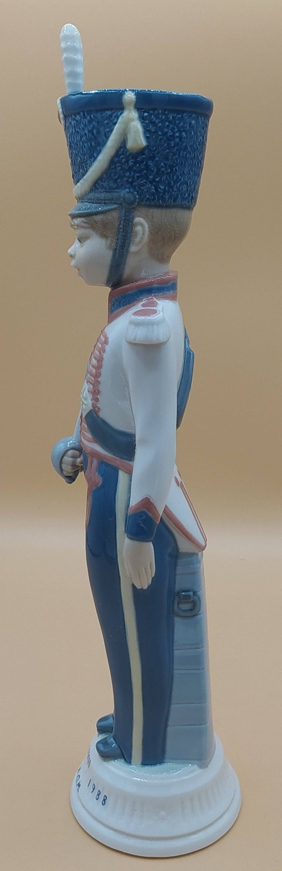 Figura de porcelana Lladró Soldado Cadete con Espada, años 80, en uniforme azul y blanco con base marcada 1963-1988 A.G.M.