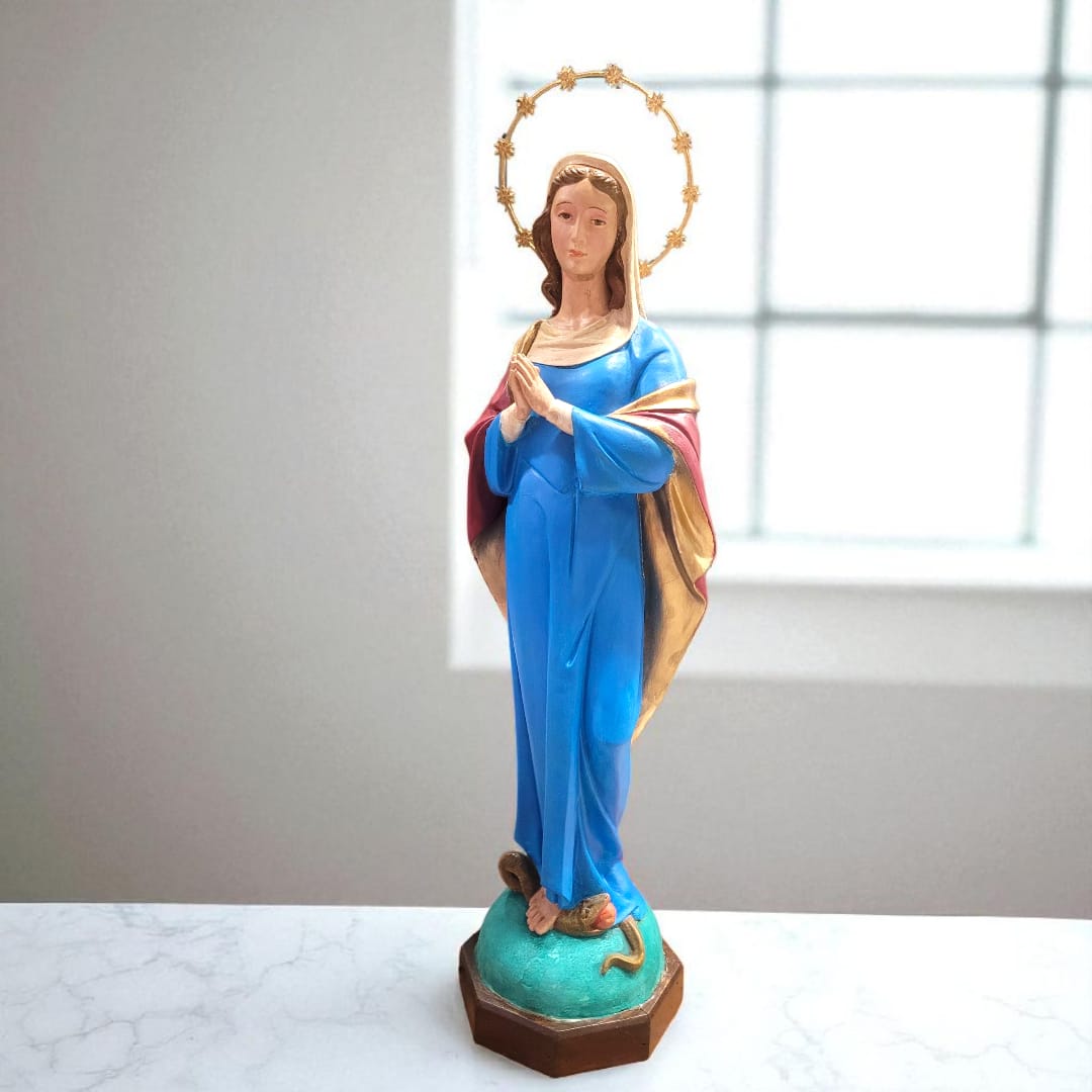 Vista lateral resaltando los detalles del manto dorado con interior burdeos de la Inmaculada Concepción de Olot.