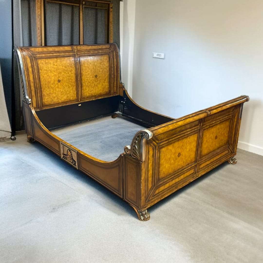 Vista general de la cama montada en un dormitorio amplio.