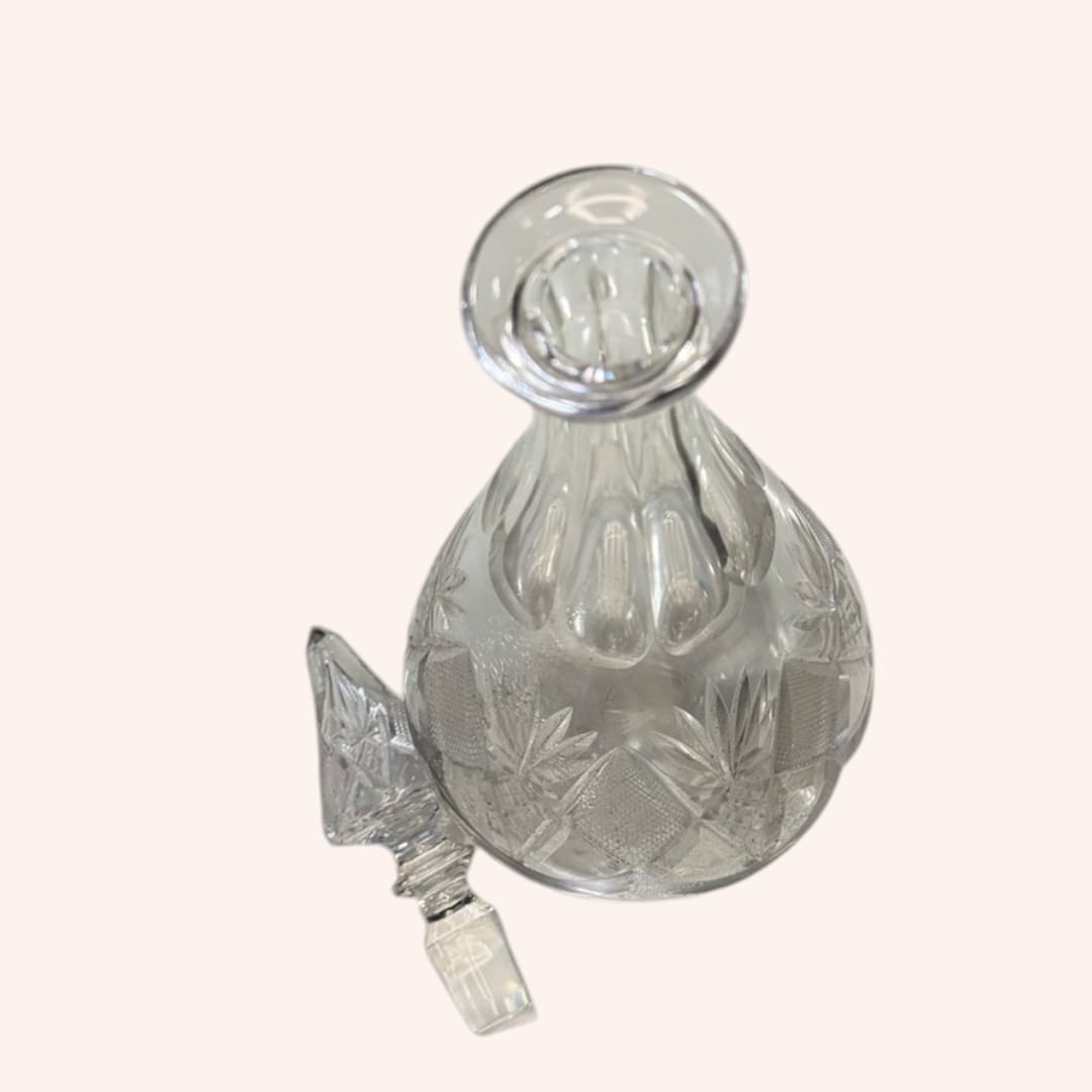 La licorera que presentamos es una pieza elegante y exclusiva, diseñada para aportar distinción a cualquier espacio. 