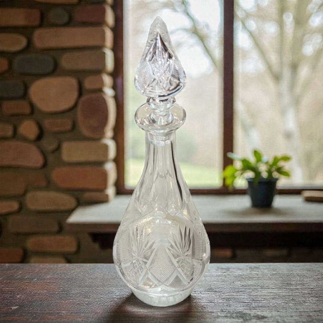 La licorera que presentamos es una pieza elegante y exclusiva, diseñada para aportar distinción a cualquier espacio. 