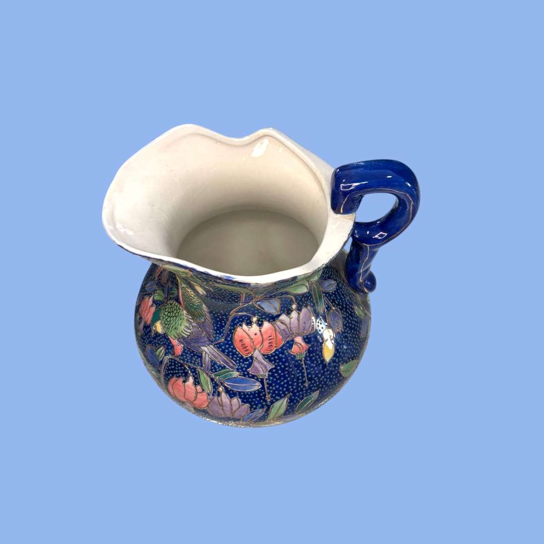 La Jarra de porcelana china es una pieza decorativa excepcional que combina tradición, belleza y artesanía detallada.