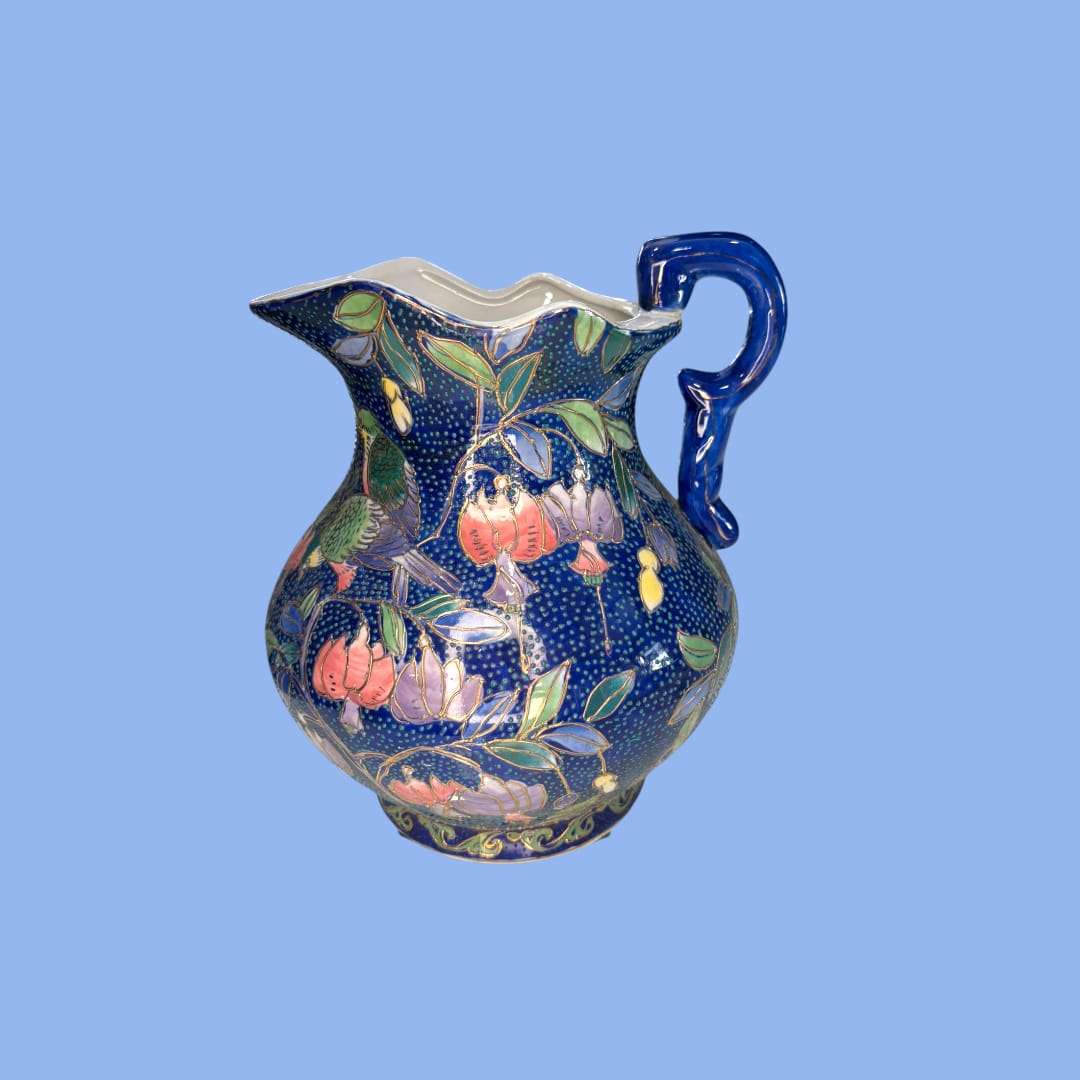 La Jarra de porcelana china es una pieza decorativa excepcional que combina tradición, belleza y artesanía detallada.
