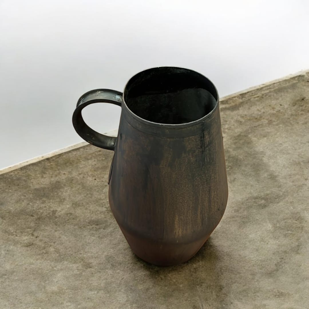 Jarra arrumbador de hierro con diseño rústico y acabado envejecido, ideal para decoración de interiores en estilo vintage.