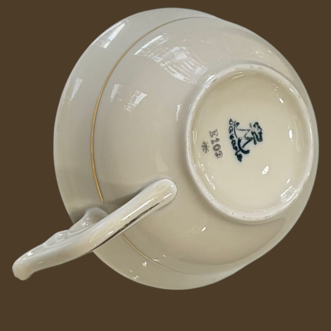 Juego de té Baviera en porcelana fina con flores rojas y doradas.