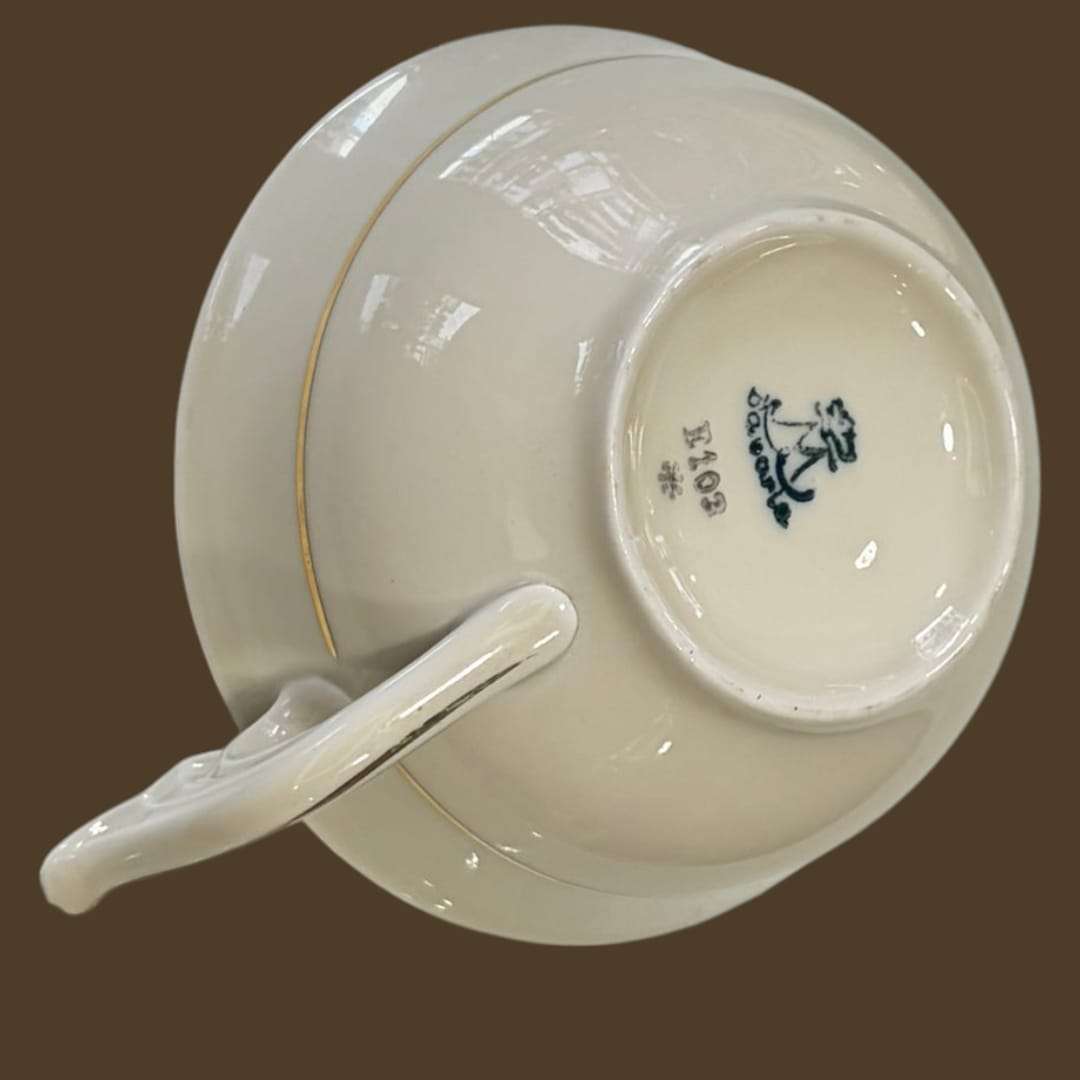 Detalle de taza y platillo del juego de té Baviera.