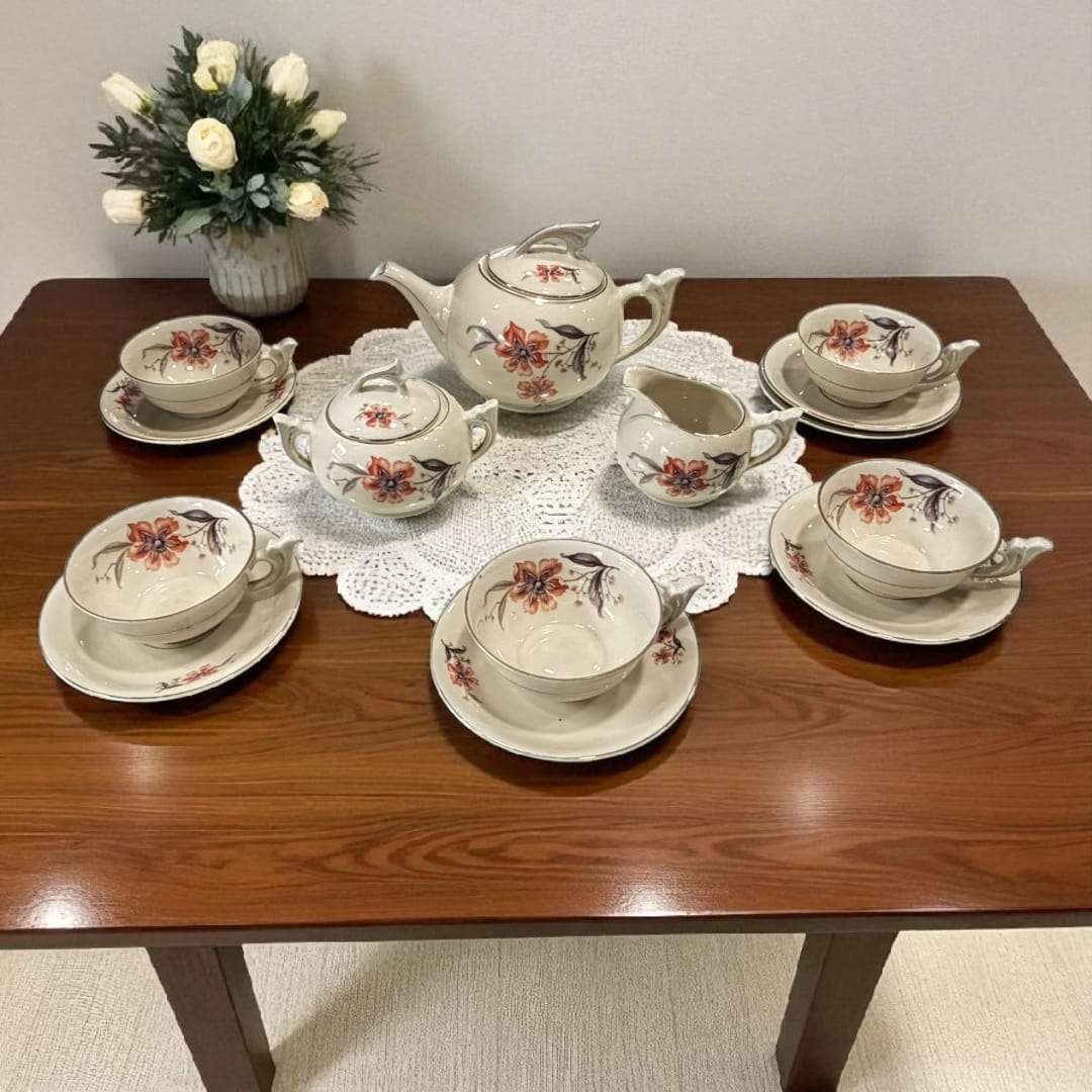 Juego de té Baviera en porcelana fina con flores rojas y doradas.