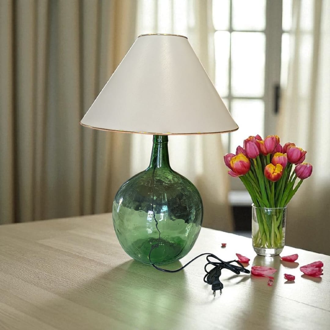 Lámpara de sobremesa elaborada con damajuana antigua de cristal verde.