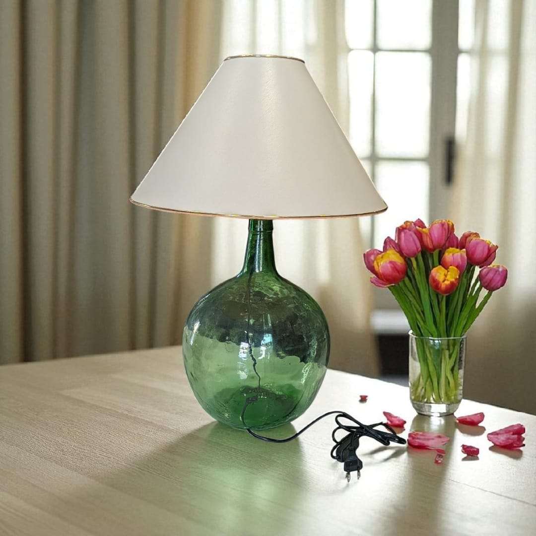 Lámpara de sobremesa elaborada con damajuana antigua de cristal verde.