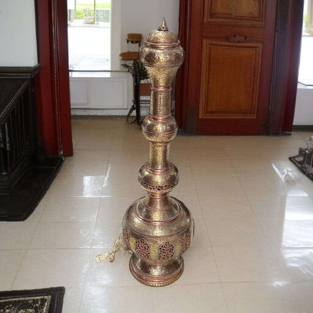 Lampara India antigua de metal y cobre artesanal única, de gran altura y diseño oriental, ideal para decoración exótica en interiores elegantes.