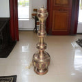 Lampara India antigua de metal y cobre artesanal única, de gran altura y diseño oriental, ideal para decoración exótica en interiores elegantes.