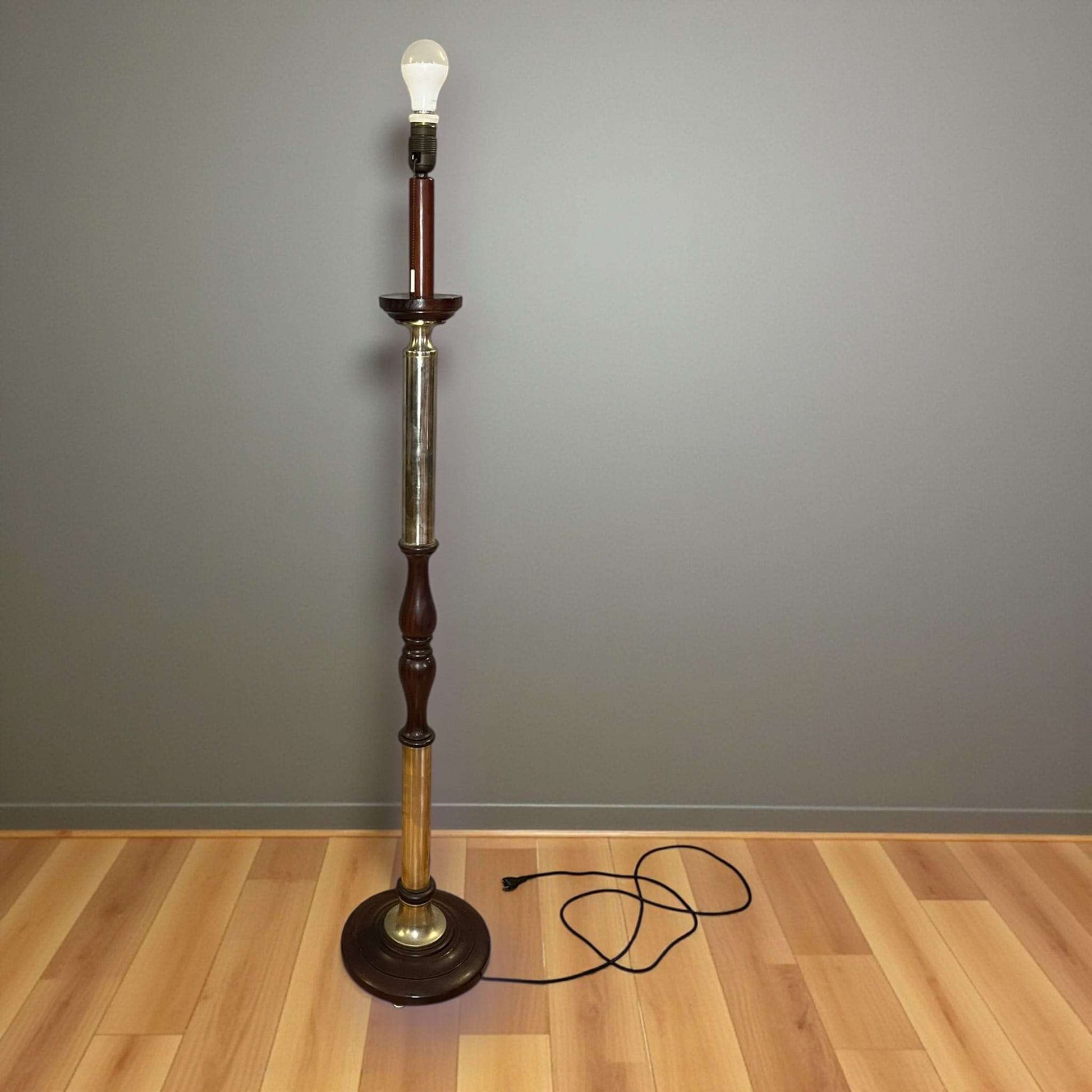 Lámpara de pie clásica encendida junto a un sillón vintage.