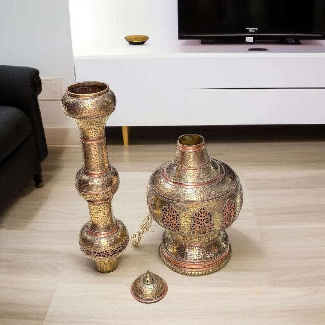 Lampara India antigua de metal y cobre artesanal única, desmontada en tres piezas, con grabados orientales detallados, ideal para decoración exótica.