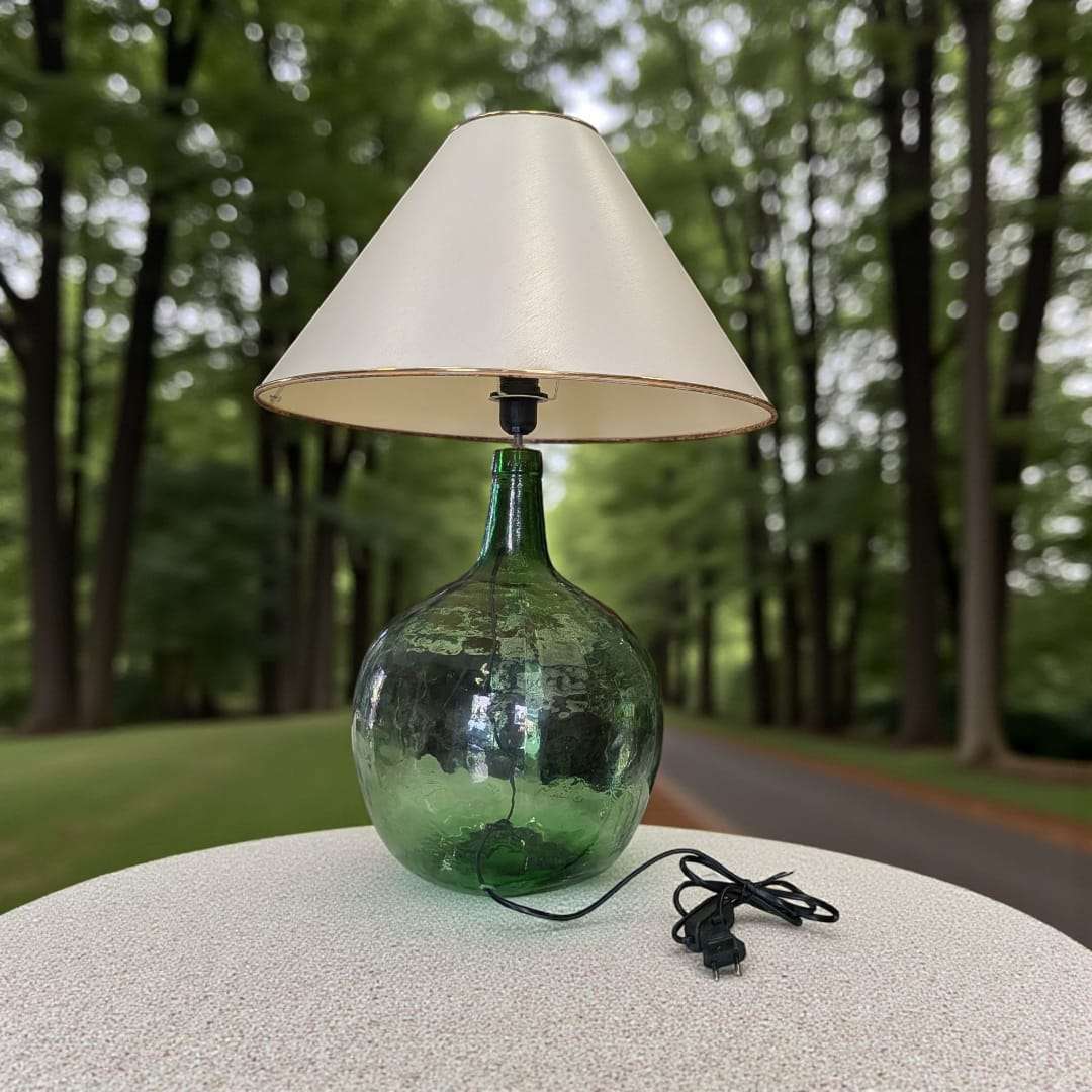 Detalle superior electrificado de la lámpara con damajuana antigua.