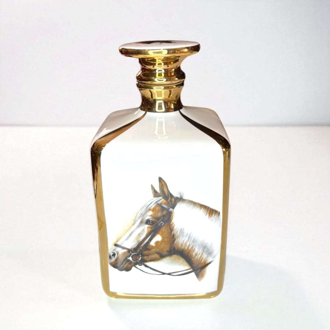 Conjunto de licorera y vasos de chupito vintage de porcelana con caballos.