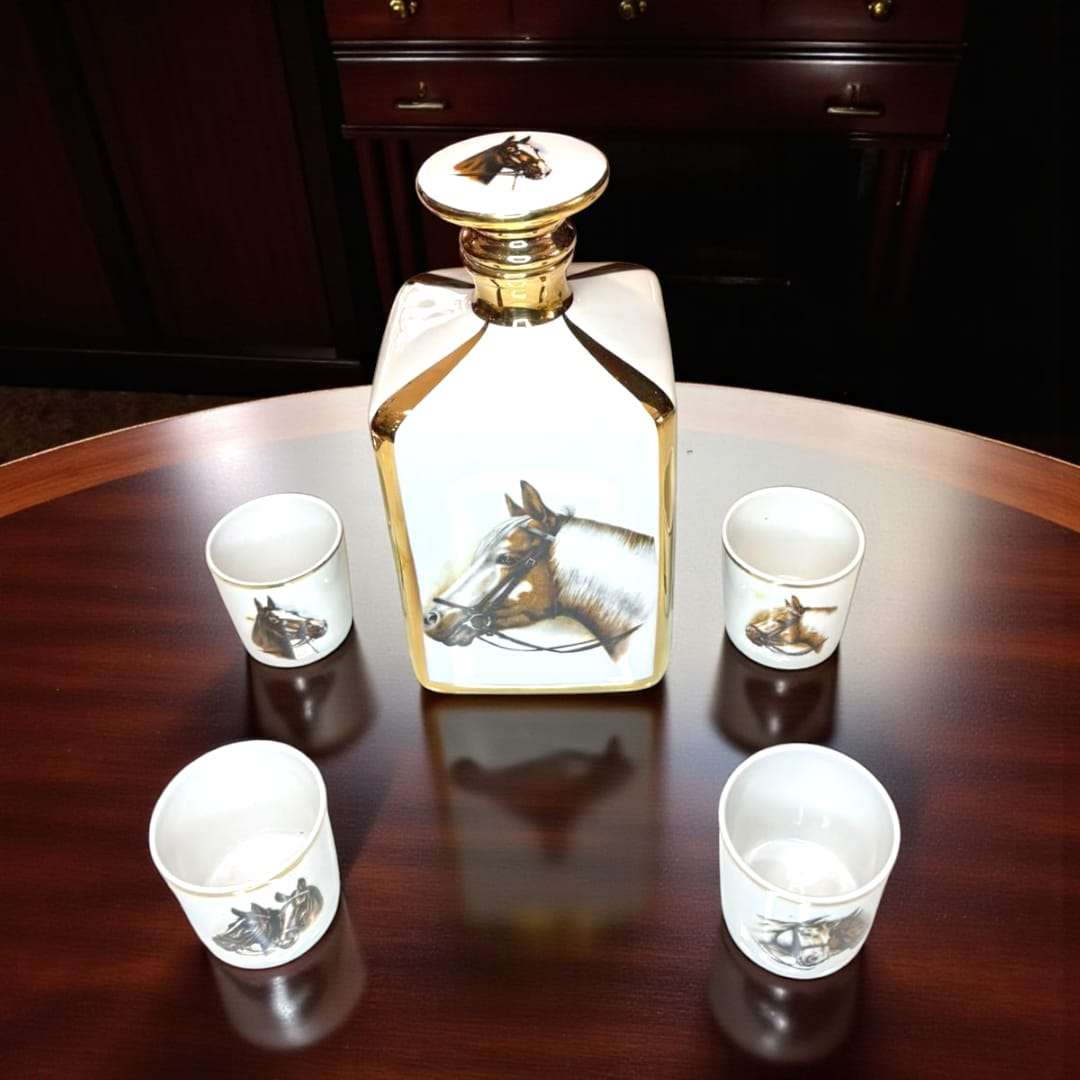 Conjunto de licorera y vasos de chupito vintage de porcelana con caballos.